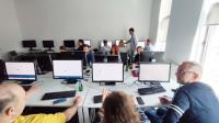 Uczestnicy warsztatów siedzący przed ekranami komputerów