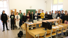 Prof. Katarzyna Rutkowska ze studentami w jednej z sal warsztatowych