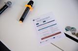 Agenda spotkania i mikrofony leżące na stole